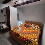 10elode House *