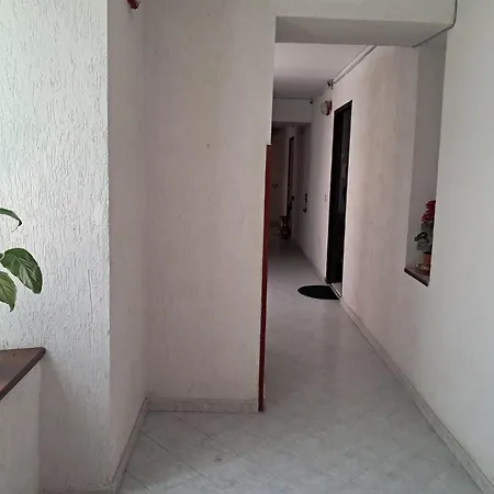 10elode House Nápoles